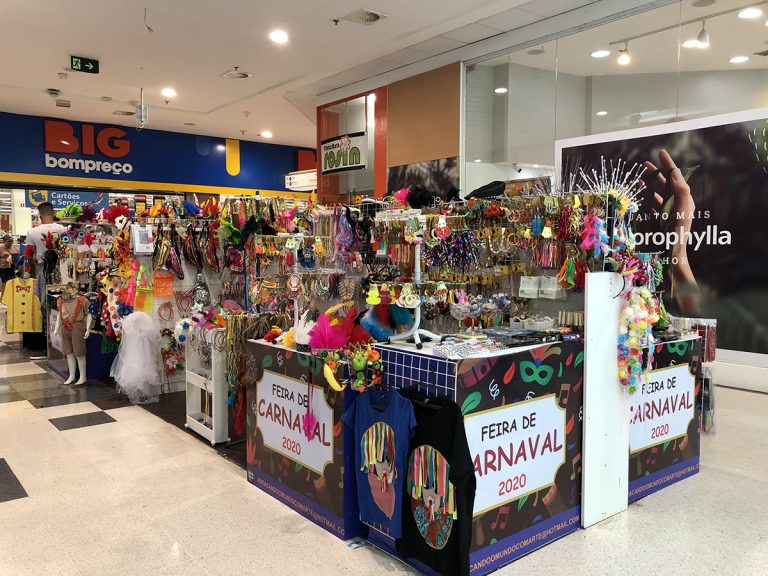 Feirinha de Carnaval do Shopping Tacaruna oferece fantasias e adereços diversos