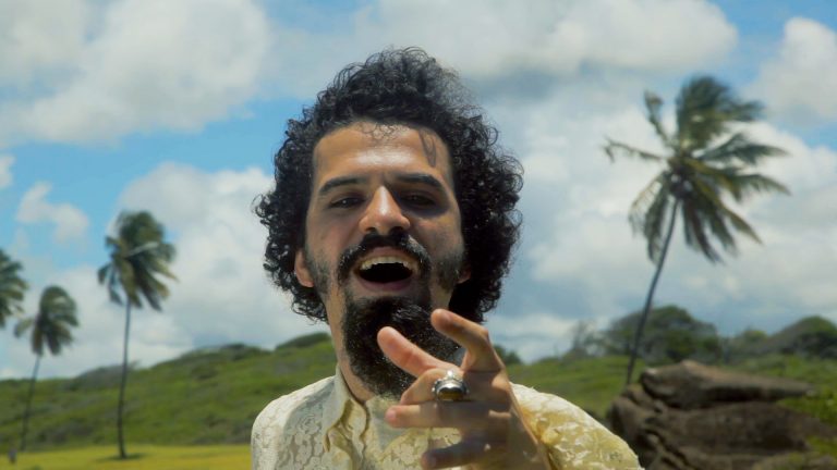 Feiticeiro Julião resgata a Atlântida submersa em videoclipe
