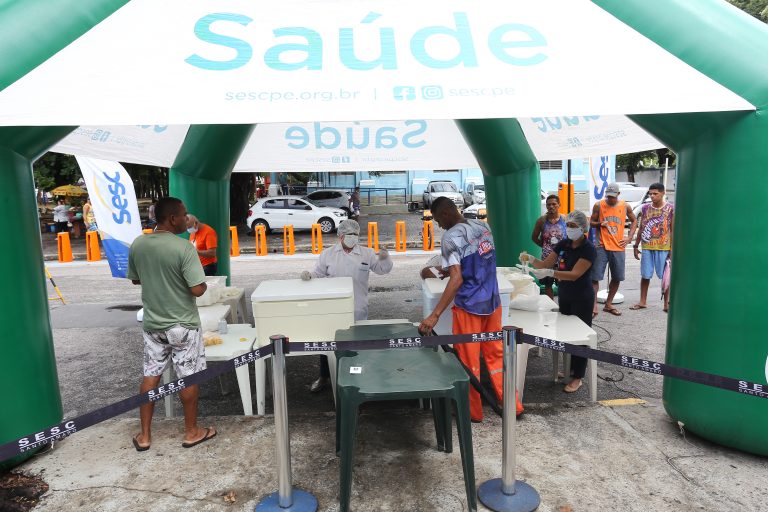 Parceria da ONG Juntos com o Sesc oferece distribuição de marmitas no Recife
