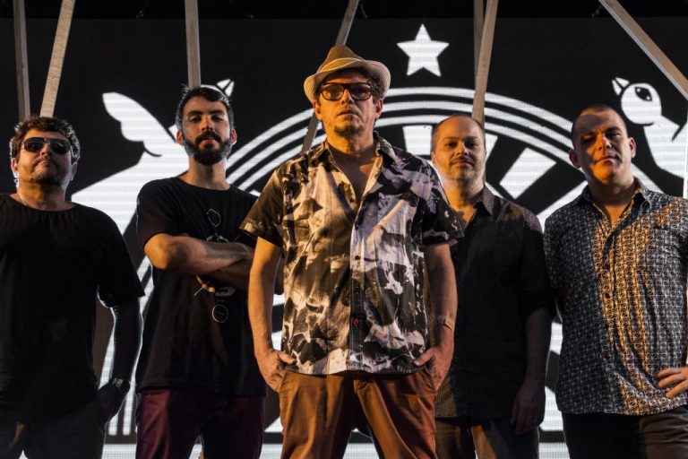 Mundo Livra S/A lança novo remix e prepara álbum “Dança dos Não Famosos” em vinil