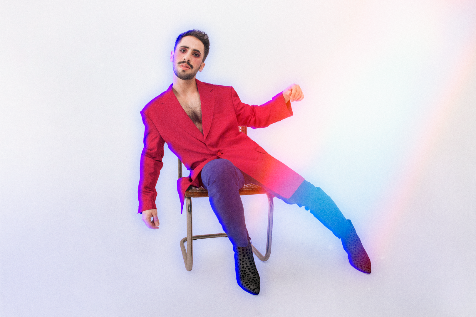 Romero Ferro empresta música “Tolerância Zero” para projeto que ajudará LGBT+ afetados pela COVID-19