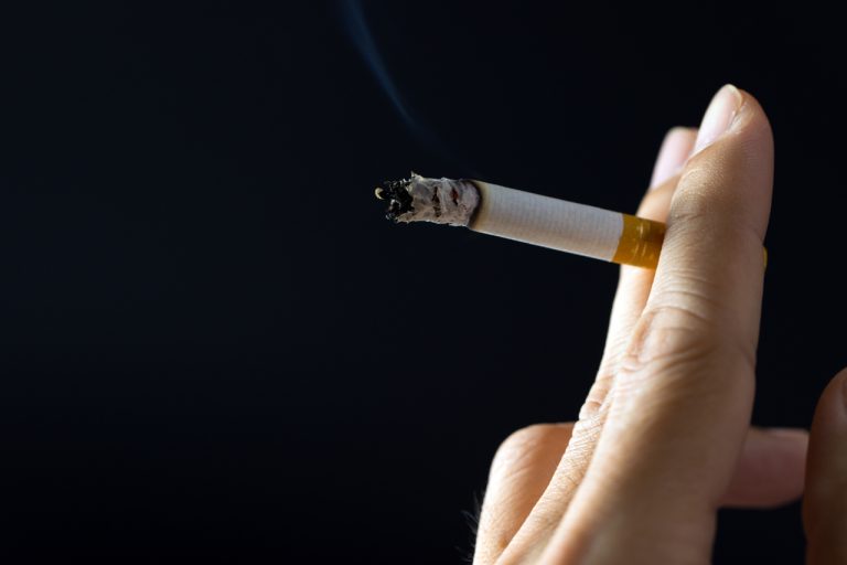 Aumento no consumo de cigarro durante a pandemia pode elevar incidência de câncer de pulmão no Brasil, alertam especialistas