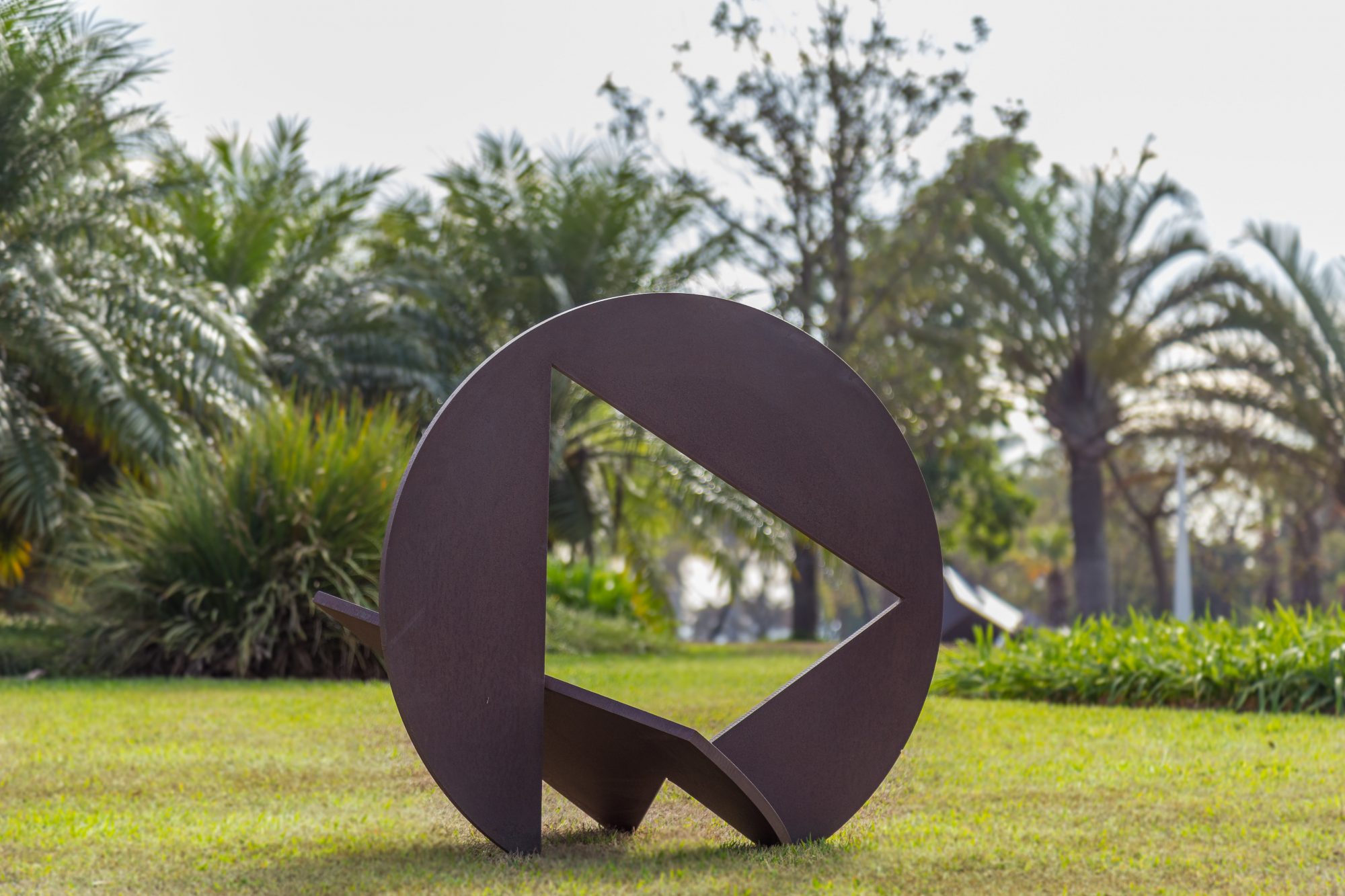 Exposição “Novos Rumos” reúne esculturas de grandes artistas a céu aberto.