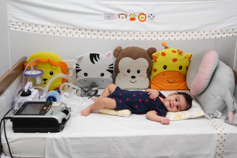 Família de bebê busca arrecadar R$12 milhões para tratar doença rara