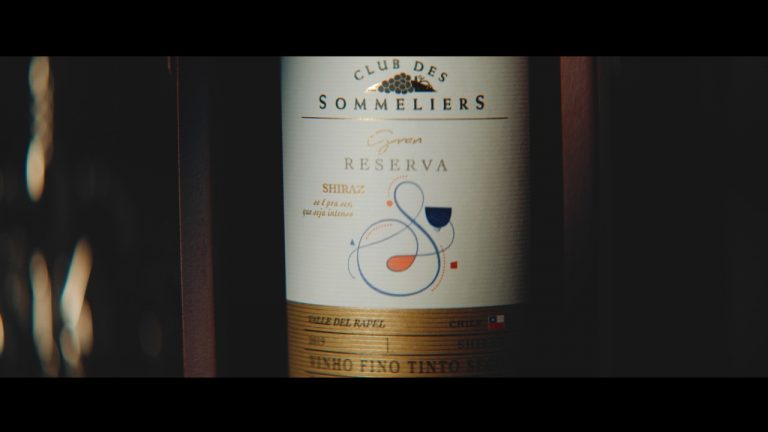 Campanha de Club des Sommeliers destaca que beber vinho não precisa ser complicado