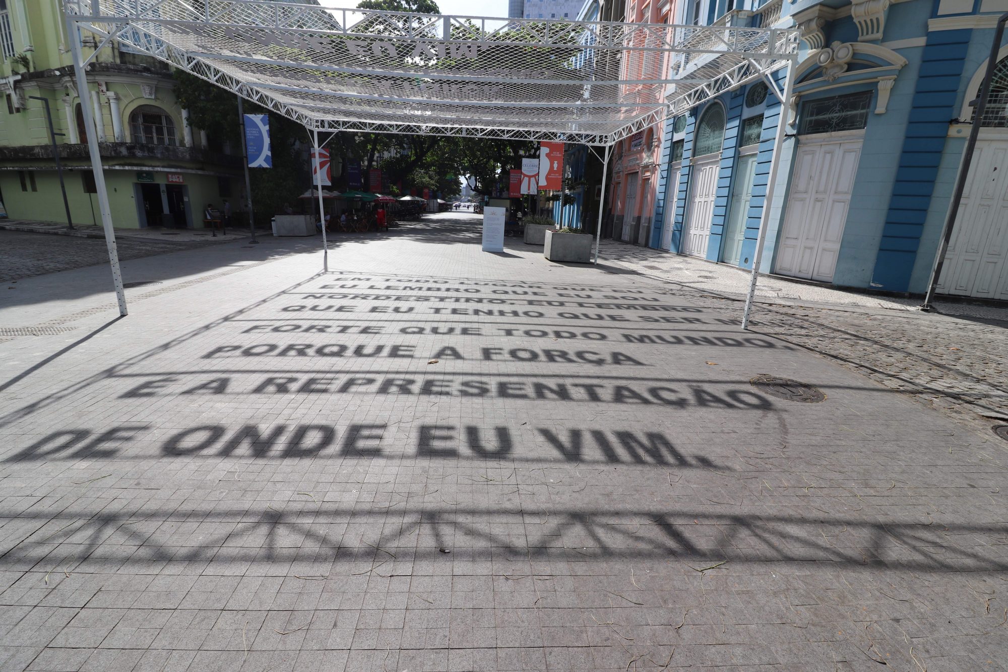 Com a luz do sol, O Boticário projeta história de força no Marco Zero, no Recife, em homenagem ao Dia do Nordestino