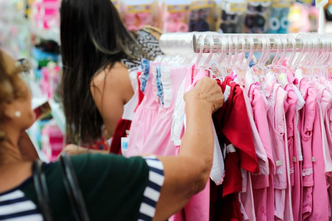 Feira aquece vendas de pequenos empreendedores com preços de bazar para bebês e crianças