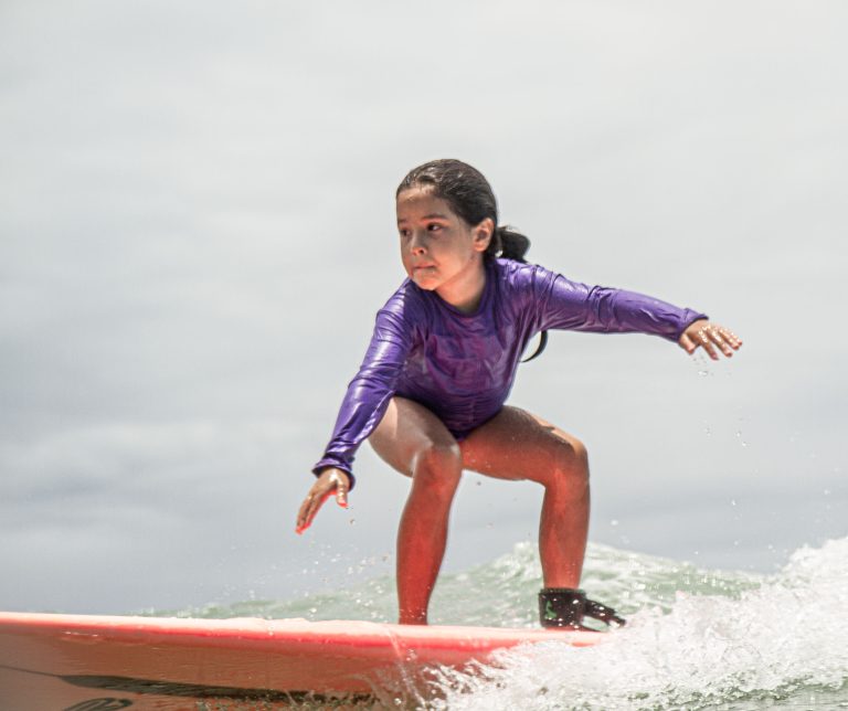 Surfista de 7 anos disputa domingo campeonato na Reserva do Paiva
