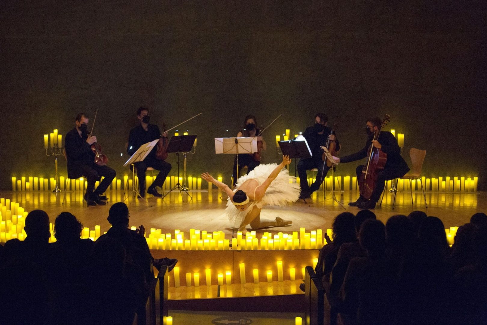 Candleligh traz música ao vivo à luz de velas de ballet