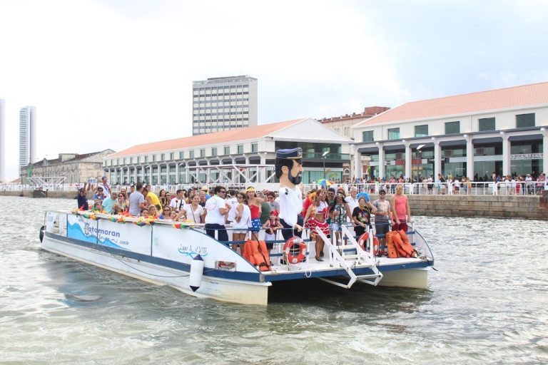 Recife tem bloco de Carnaval até nas águas do rio Capibaribe