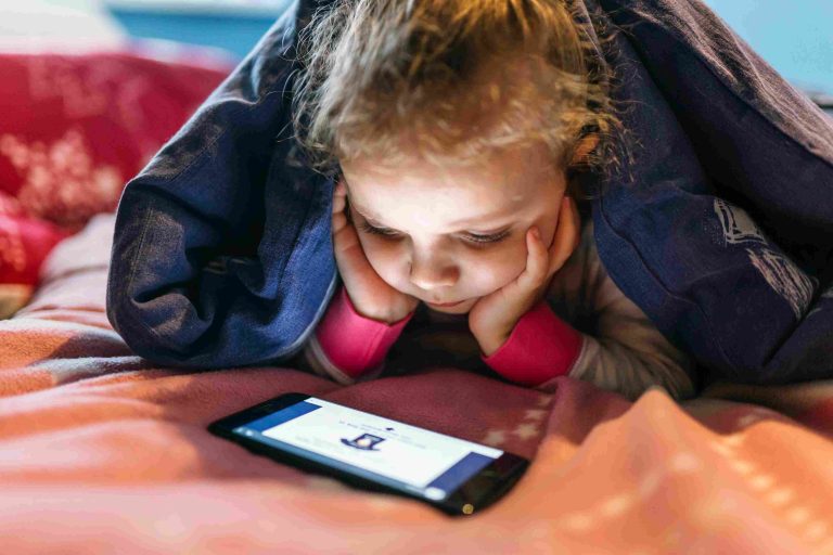 Uso consciente de celular, tablet e TV nas férias:  como os pais devem orientar filhos?