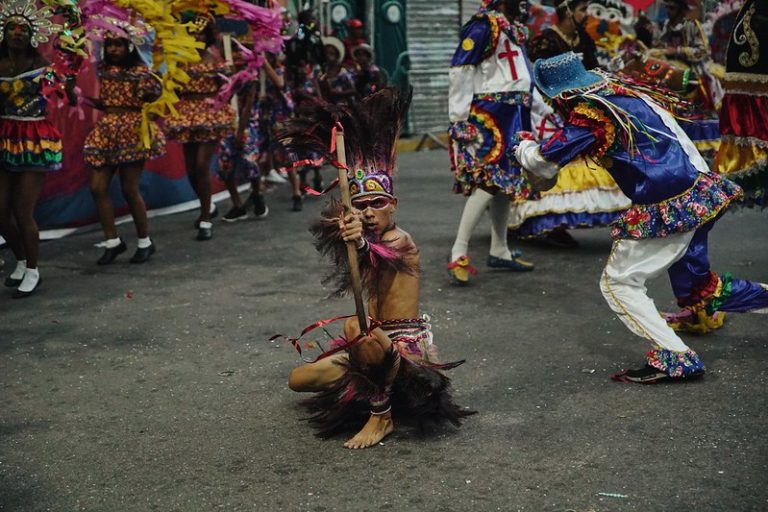 Escolas de Samba desfilam cultura e tradição no Polo das Agremiações