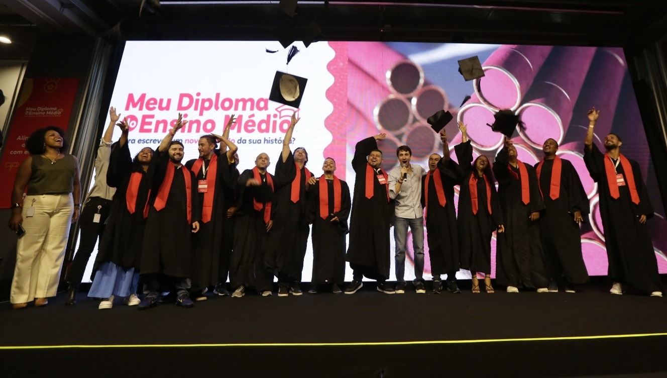 Mais de 5 mil entregadores do iFood conquistam diploma do Ensino Médio