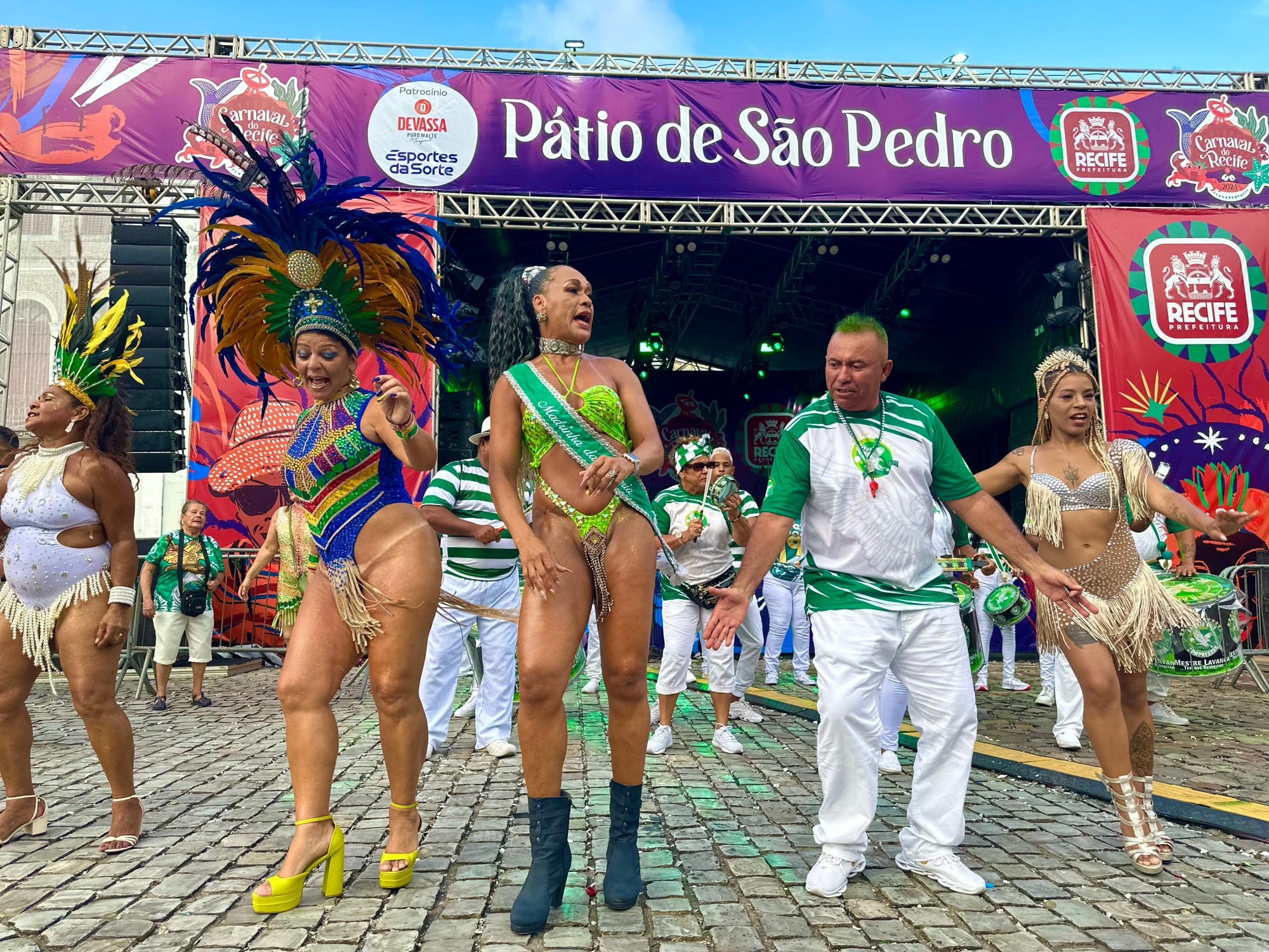 “De Pátio a Pátio” reúne agremiações da cultura popular em um animado desfile pelas ruas de Santo Antônio e São José