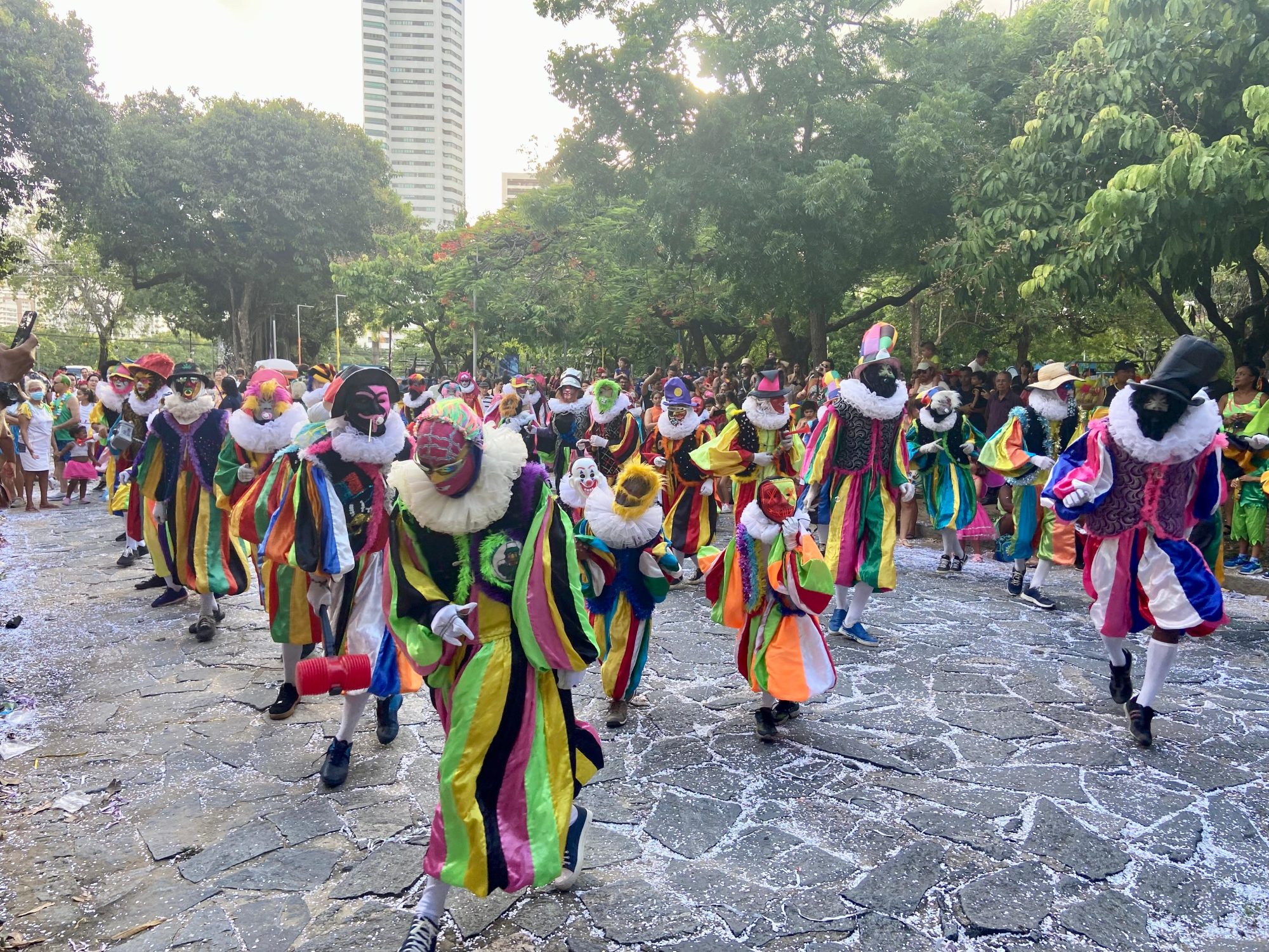 Foliões mirins se jogam no Carnaval durante a abertura dos polos infantis do Recife