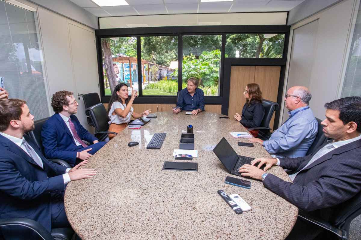 Reunião para definir estratégias para fortalecer pequenos negócios