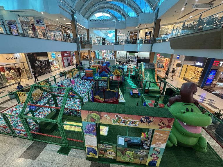 Circuito de brincadeiras Jacarélvis e Amigos chega ao Shopping Tacaruna