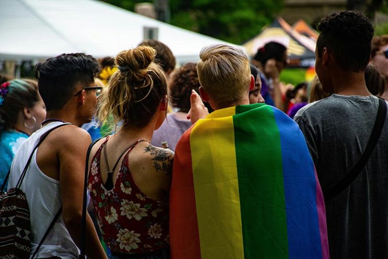 Rainbow washing: por que marcas levantam a bandeira LGBTQIA+ só quando é conveniente?
