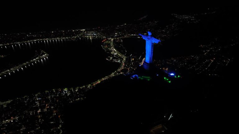 Cristo Redentor iluminado em azul em homenagem aos 55 anos da Estácio nesta quinta-feira (03)