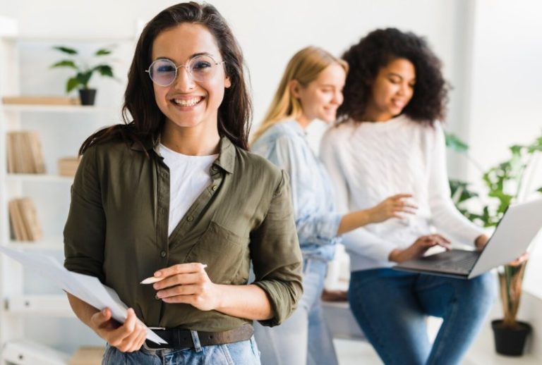 Cargos de chefia ainda são majoritariamente masculinos no Brasil, revelando entraves à liderança feminina