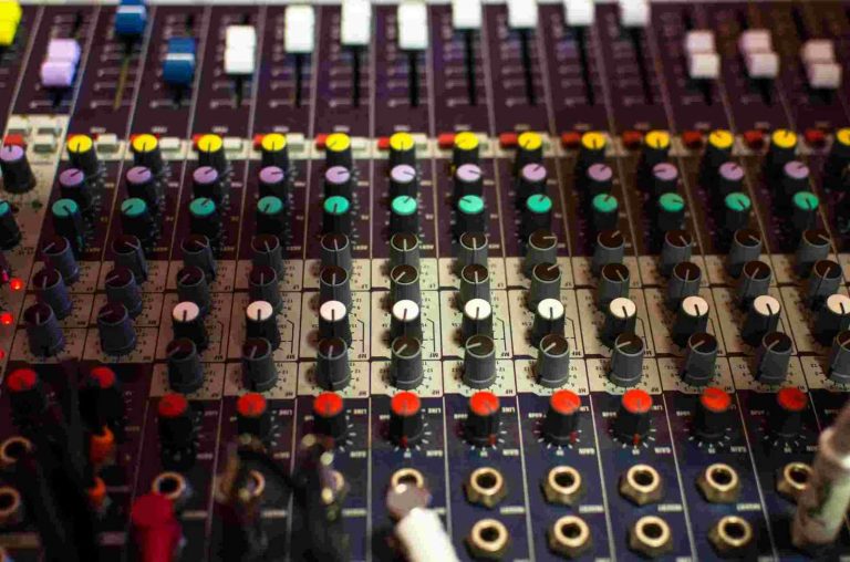 Músicos e autores audiovisuais podem perder até 24% de renda com IA, diz relatório