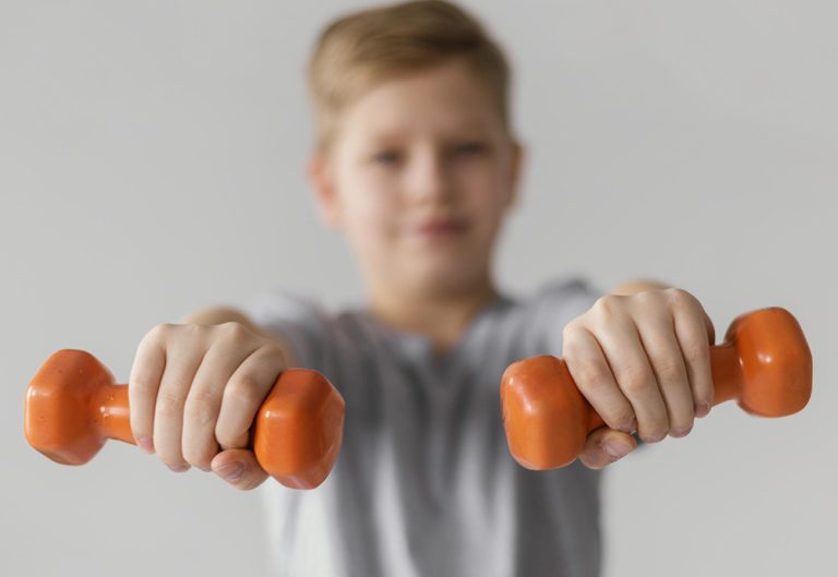 Crianças e adolescentes podem fazer musculação?