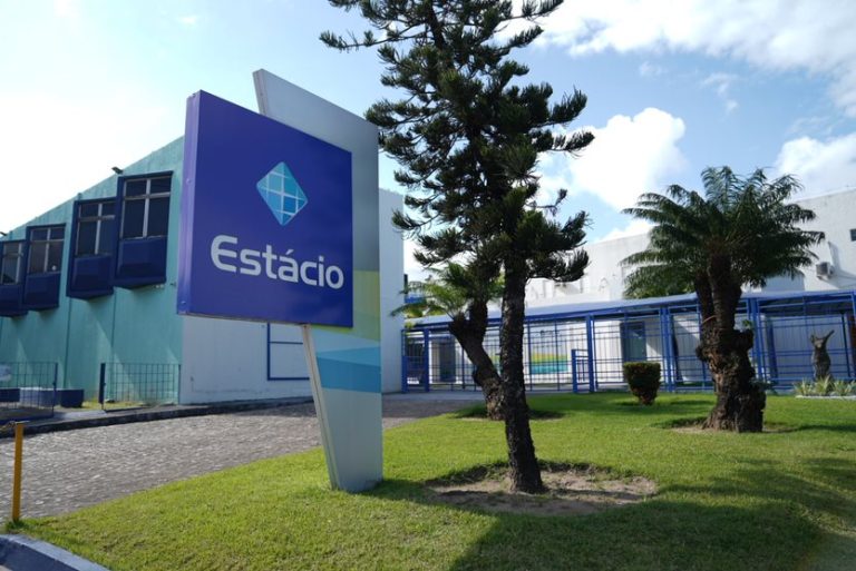 Campanha da Estácio Recife dá novo destino a sacos de ração e ajuda animais resgatados