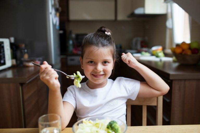A hora certa de buscar um nutricionista: como o acompanhamento especializado auxilia crianças com autismo
