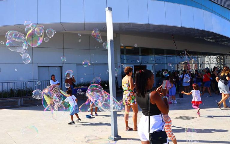 Show de Bolhas Gigantes encerra programação de férias do Shopping Patteo Olinda neste sábado (31)