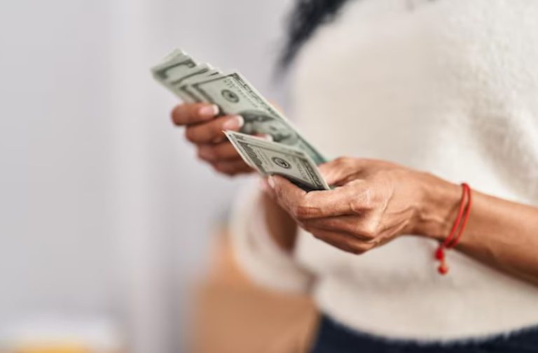 Brasil tem segunda maior fuga de dólares da história em 2025 e cenário acende alerta para a economia, avalia especialista