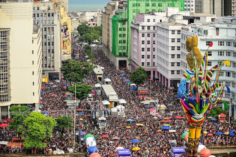 Atlético Mineiro de um lado. Galo da Madrugada do outro