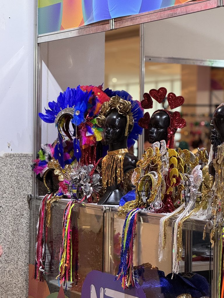 No RioMar Recife, Cidade Seu Carnaval deve receber mais de 600 mil foliões até o Carnaval e reúne troca de abadás, mapa do circuito e camarotes do Galo da Madrugada, customização, venda de ingressos e serviços de beleza