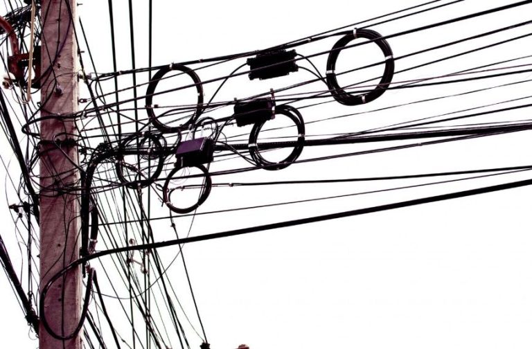 Ligação provisória de energia elétrica exige atenção de ambulantes durante os blocos de rua