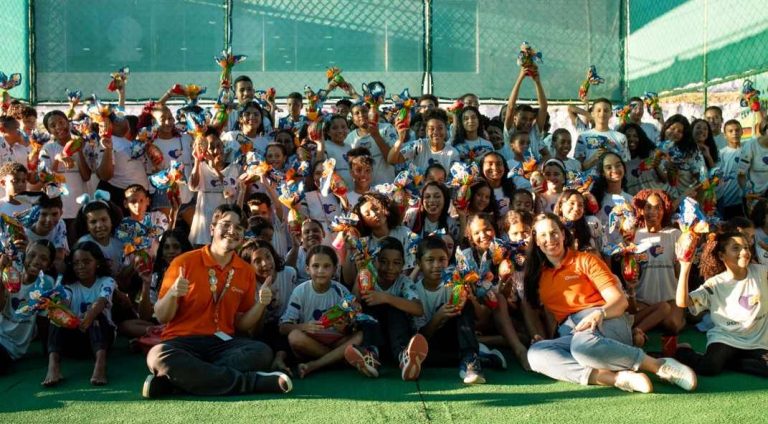 Ação de Páscoa leva atividades e chocolates a crianças do Instituto Shopping Guararapes