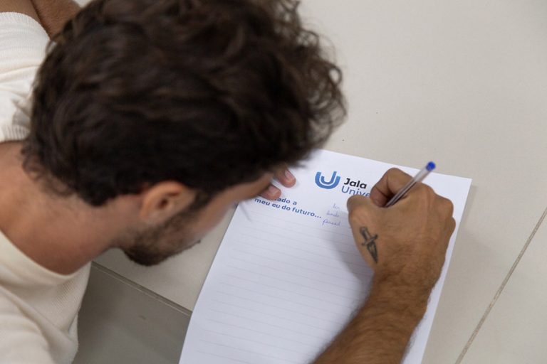 IA já impacta o emprego de jovens brasileiros e aumenta busca por formação em tecnologia