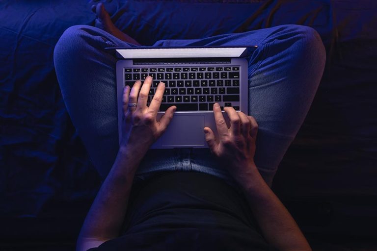 Wi-Fi público pode expor senhas, dados bancários e informações pessoais durante viagens
