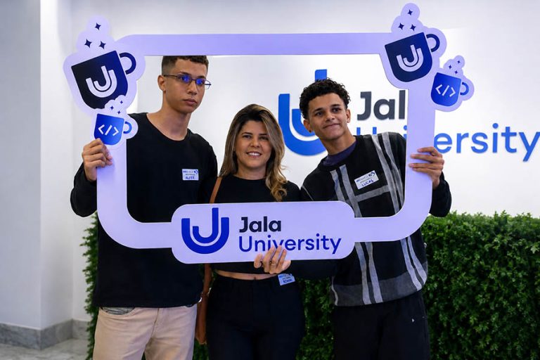 De um futuro incerto à formatura internacional: irmãos da periferia do Recife transformam a própria história por meio da educação