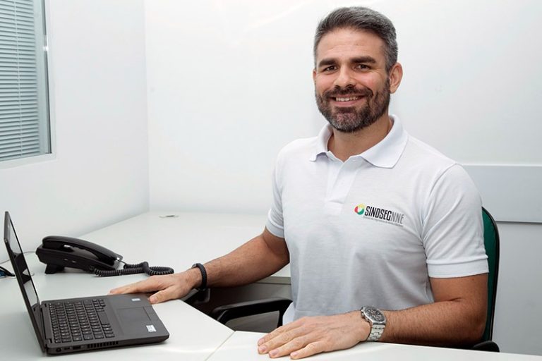 Seguro auto é necessário para quem usa carro passeio em campanhas políticas 