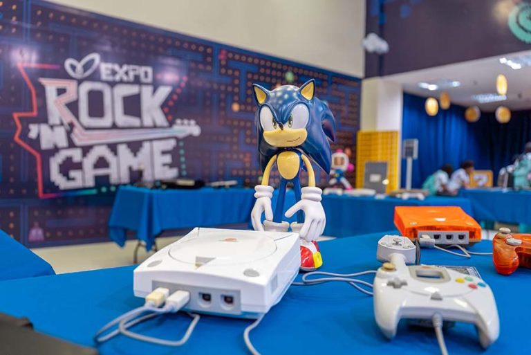 Últimos dias para conferir exposição gratuita que une rock pernambucano e universo dos games no Shopping Patteo Olinda