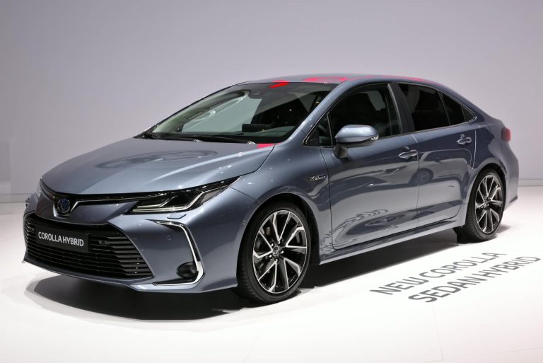 Toyolex celebra 60 anos do Corolla com encontro de clientes e admiradores